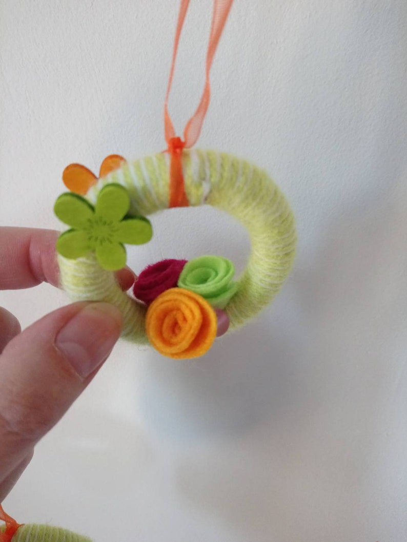 hanging in the House guest gift Mini Crown to offer