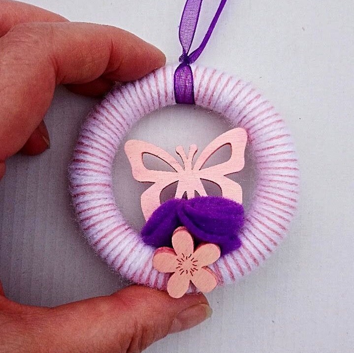 Lot de 2 Petites Couronnes Papillon Roses à Suspendre, en Bois, Laine et Feutrine. Pour Offrir Pâque