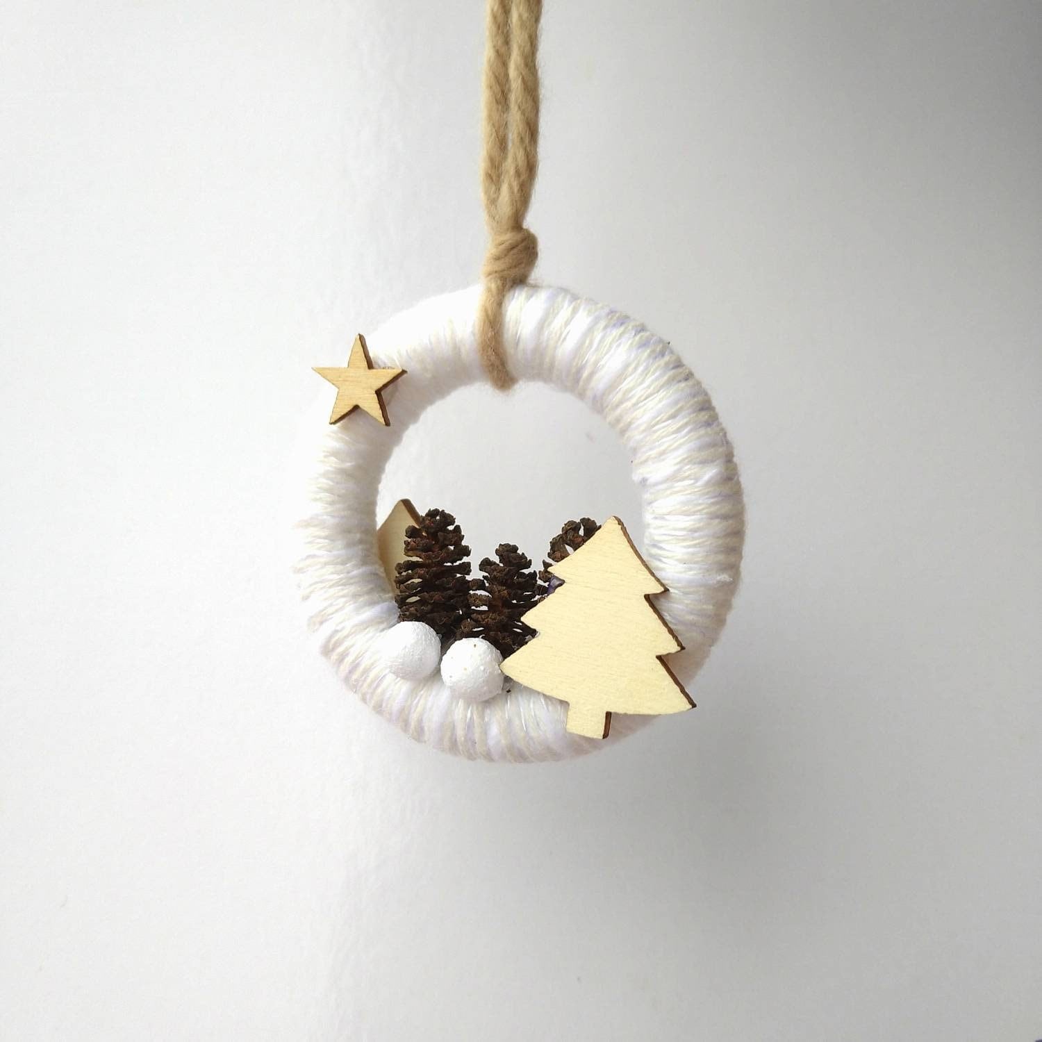 Suspension Pour Décorer Le Sapin de Noël. Mini Couronne en Bois, Recouverte Fils Coton Blancs et Bri