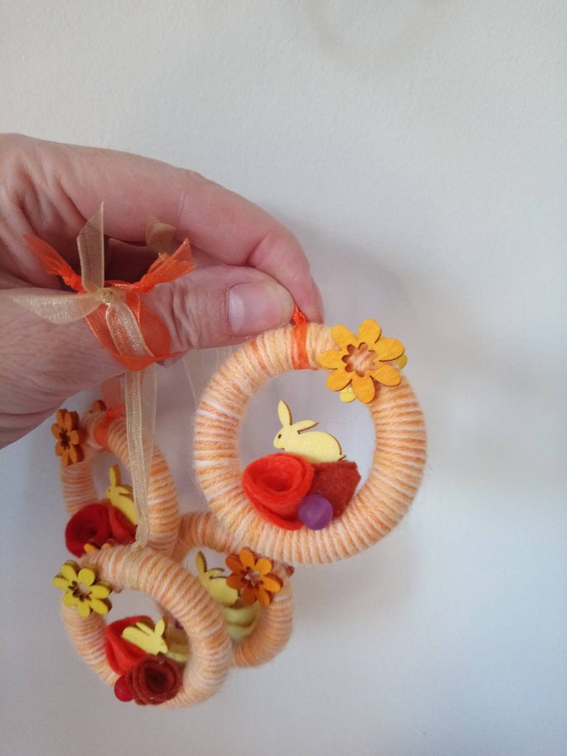 hanging in the House guest gift Mini Crown to offer