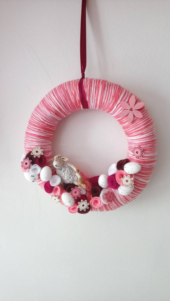 Couronne de Pâques Rayée Mauve avec Un Mouton Couché