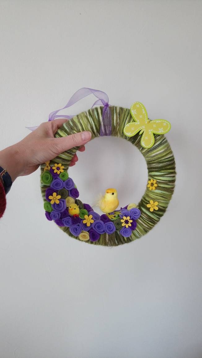 Couronne de Printemps avec Oiseau à Suspendre Contre Une Porte