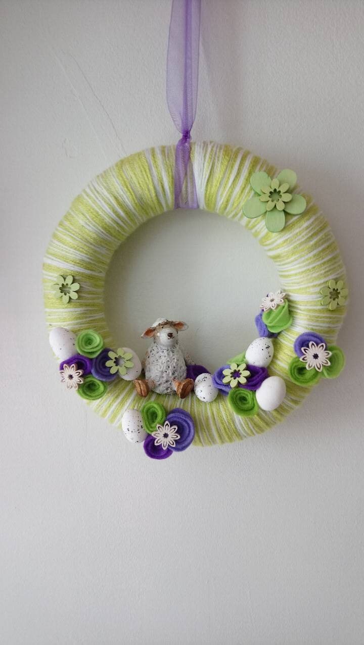 Couronne de Printemps, avec Un Mouton Assis