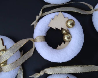 Suspension to decorate the Christmas tree. Mini wooden crown, covered with soft snow-white threads