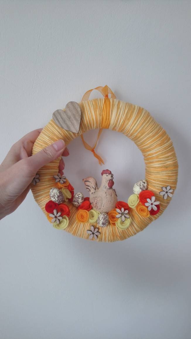 Couronne de Printemps avec Une Poulette et Des Œufs