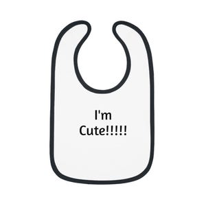 愛らしいベビービブ - 私はかわいい！ 完璧なベビーシャワーギフト、幼児の食事に欠かせないもの、誕生日パーティーのアクセサリー、ユニークなベビーラブ