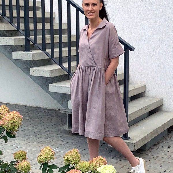 Mjukt tvättat linne, dammig lila, lös klänning med krage och fickor, V-ringad, vid midiklänning med naturlig linne, volang och korta kimonoärmar