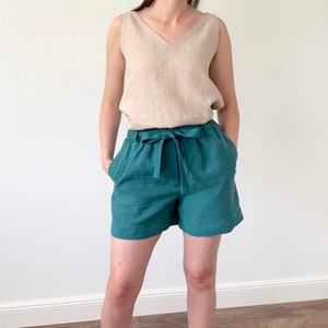 Szorty z lnu w kolorze viridian blue, luźne, z elastyczną, regularną talią i kieszeniami bocznymi, naturalne szorty boho z lnu z paskiem dla kobiet