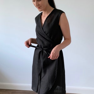 Gewassen linnen mouwloze wikkeljurk met zakken, zwarte zomer midi comfortabele linnen jurk, MaTuTu linnen stijl