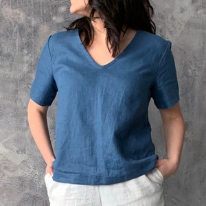 Loose natural blue washed linen casual blouse with short sleeves for summer, women&#39;s linen top with short sleeves and v-neck