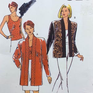 Peut inclure: Un patron de couture vintage Kwik Sew, intitulé "Pattern 2120". Il présente des illustrations de modèles de vêtements pour femmes, dont une veste et un haut. Tailles disponibles : XS-S-M-L-XL. Conçu par Kerstin Martensson.