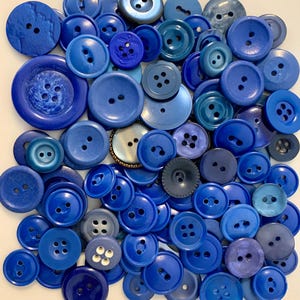 Mais de 100 botões AZUIS: botões com haste costurada sortida (11-28 mm)
