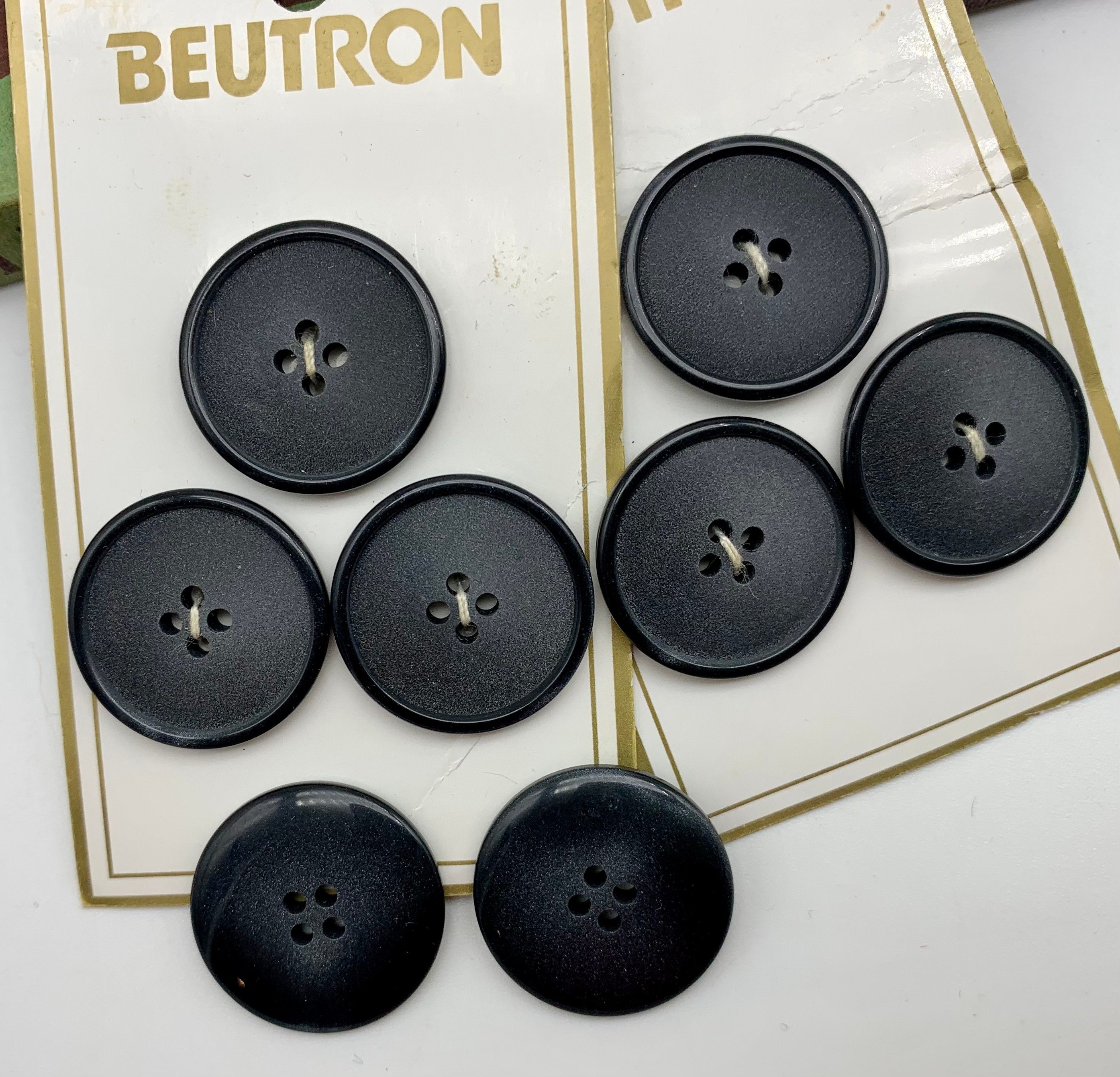 Beutron Maroon 22 mm Buttons on Original Card Beutron Maroon 22 mm Buttons on Original Card