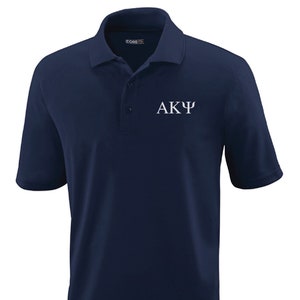 Puede incluir: Una camisa polo azul marino con un diseño bordado de letras griegas blancas que dice "AKΨ".