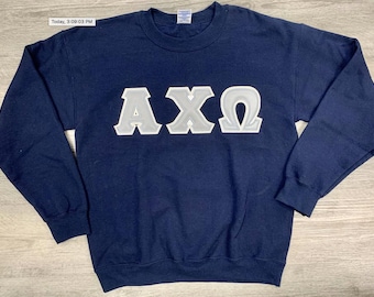 Alpha Chi Omega griechischer Buchstabe Fleece-Sweatshirt - individuell bestickter Rundhalsausschnitt, doppelte Satin-Stickerei