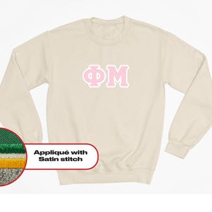 Sudadera con cuello redondo y letras de Phi Mu // Sudadera con cuello redondo y letras bordadas en satén de Phi Mu