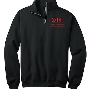 Puede incluir: Sudadera negra de cremallera de un cuarto con un logotipo bordado en rojo de Sigma Phi Epsilon y las palabras "Sigma Phi Epsilon" debajo.