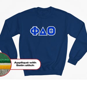 Moletom com capuz Phi Delta Theta com letras // Letras bordadas em cetim Phi Delta Theta com gola redonda