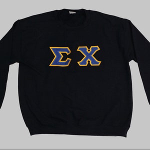Signa Chi Initials Sweatshirt Buchstaben // Buchstaben mit gesticktem Rundhals-Ausschnitt