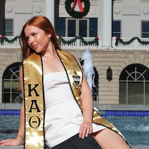 Szata na zakończenie roku szkolnego Kappa Alpha Theta z haftowanymi literami greckimi i herbem, klasa 2026