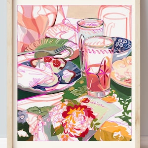 Könnte beinhalten: Ein gerahmter Kunstdruck, der ein farbenfrohes Stillleben einer Tischdekoration zeigt. Die Szene umfasst Teller, Gläser mit rosa Getränken und eine Tischdecke mit Blumenmuster. Das Kunstwerk verwendet eine lebendige Palette aus Rosa, Grün und Orange.