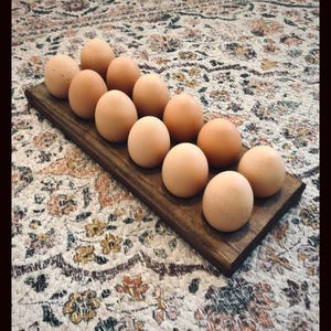 Benutzerdefinierte Holzeierschale - Hält 12 Eier | Rustikale Bauernhaus Küche Dekor | Gebeizter oder unbehandelter Holz-Eierhalter | Geschenk für Hausbesitzer