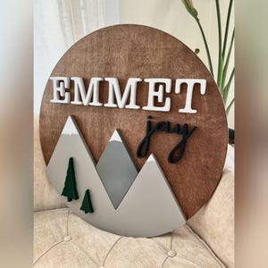 Nom de bébé montagne 3D personnalisé – Décoration de chambre d&#39;enfant en bois personnalisée avec lettres en relief et arbres