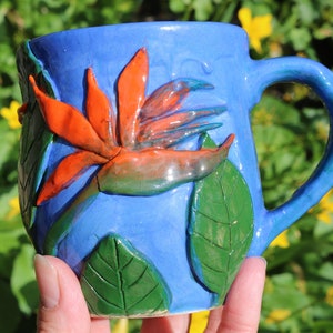 Handgemachte handgeformte und handbemalte Paradiesvogel Tasse, Paradiesvogel Tasse, Strelitzie Tasse, blaue Blumentasse, Strelitzie