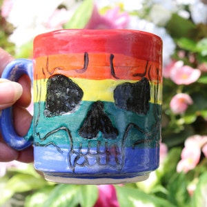 Taza de calavera de arcoíris pintada a mano, taza de calavera, taza de arcoíris, taza de calavera de Halloween, taza de Halloween, decoración de Halloween, taza gótica, taza LGBTQ,