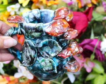 Caneca de cogumelo artesanal: cogumelos esculpidos, esmalte azul escorrendo