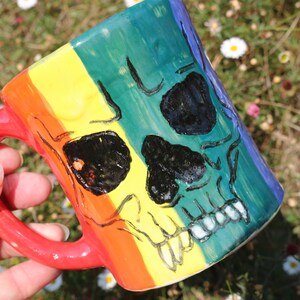 Taza de calavera hecha a mano con rayas de arcoíris pintadas a mano, taza de calavera, taza de Halloween, decoración de Halloween, taza espeluznante, taza LGBTQ, taza de calavera de arcoíris