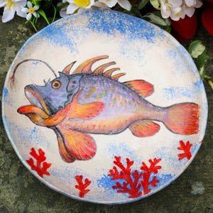 鮮やかな色の魚のデザインが手描きされた手作りの分厚い魚皿、魚皿、魚の皿、サービング皿、魚皿、魚のアート