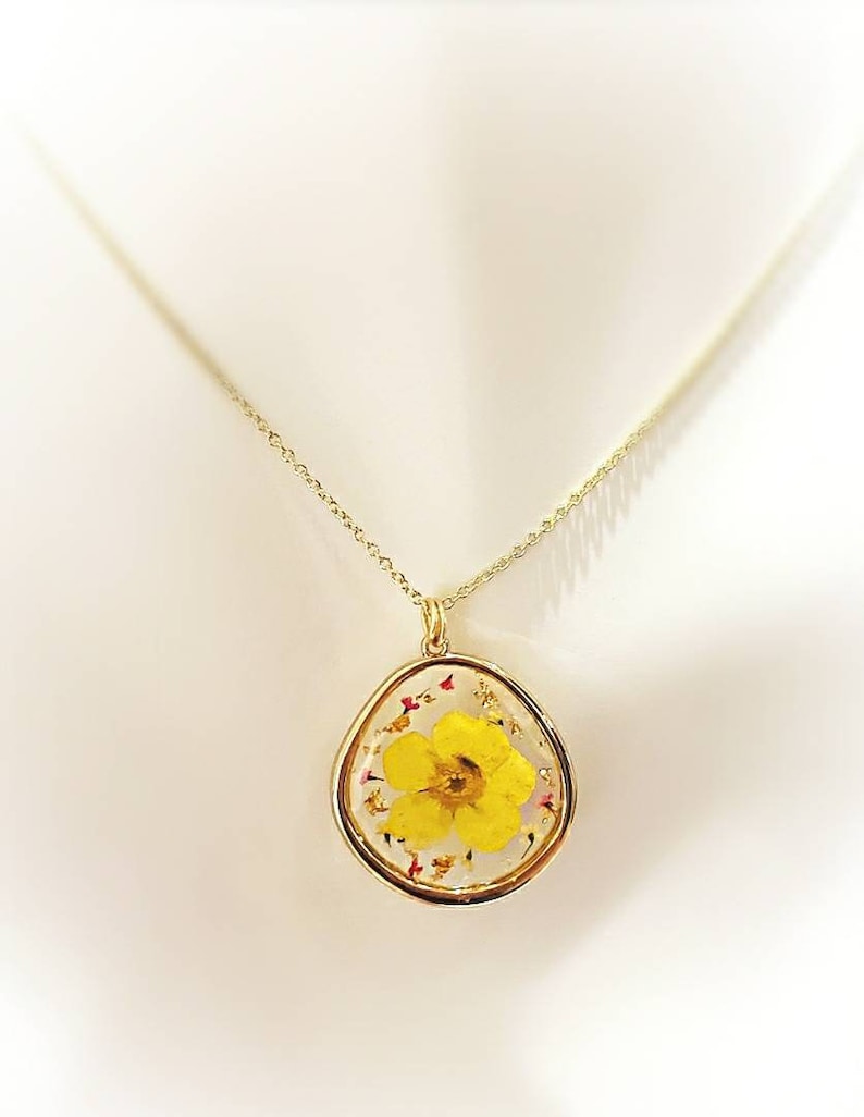 Pressed flower Jewelry Resin Flower Necklace Real Flower Necklace Buttercup with sprinkles Nature Botanical Gift