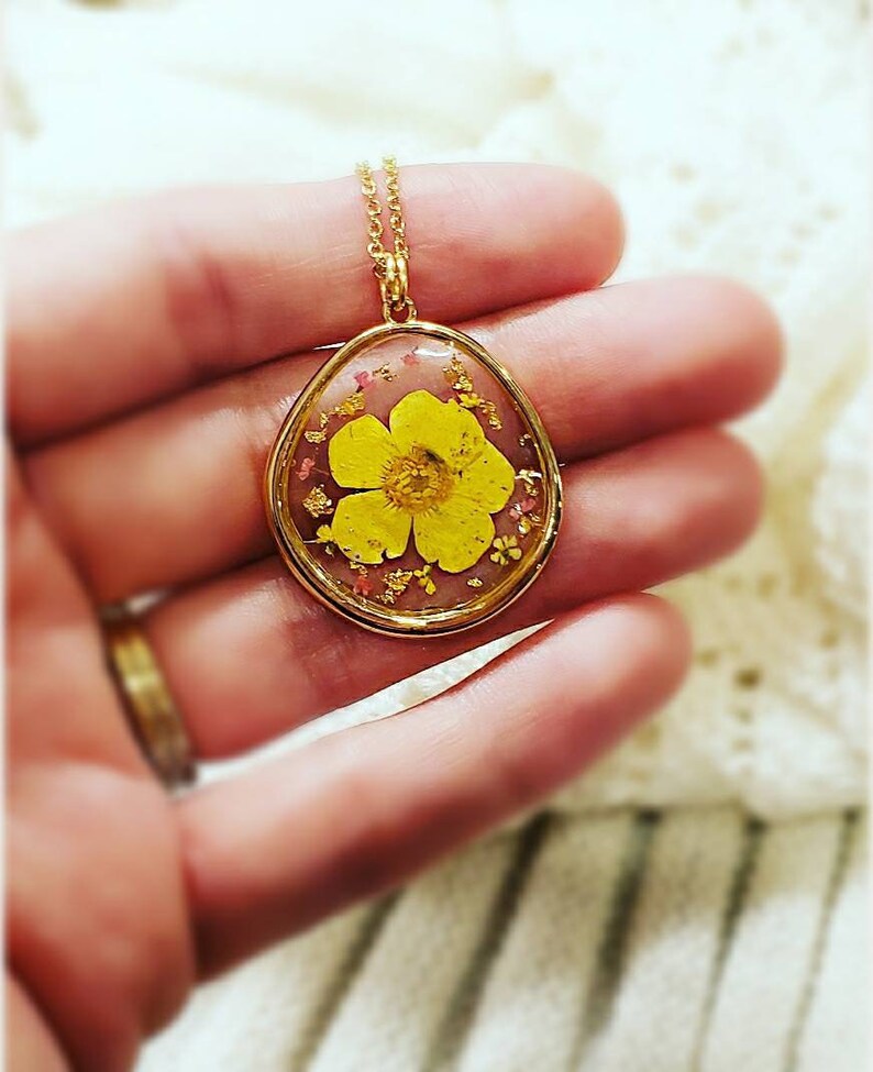 Pressed flower Jewelry Resin Flower Necklace Real Flower Necklace Buttercup with sprinkles Nature Botanical Gift
