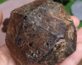 Granat - ein einziger roher Kristall 0.6kg