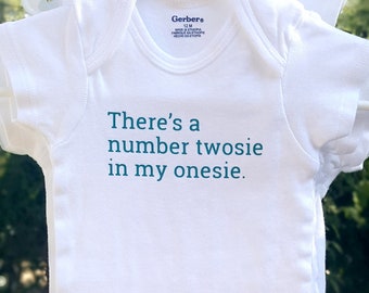 Numéro Twosie dans mon onesie, onesie bébé drôle, douche de bébé, cadeau de bébé