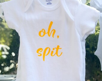 oh escupir onesie, bebé divertido onesie, baby shower, regalo de bebé