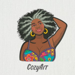 Könnte beinhalten: Gesticktes Design einer Frau mit dunkler Haut, grau-schwarzem Lockenhaar und goldenen Creolen. Sie trägt ein Oberteil mit Blumenmuster und hat den Arm erhoben. Der Text "CozyArt" befindet sich unten.