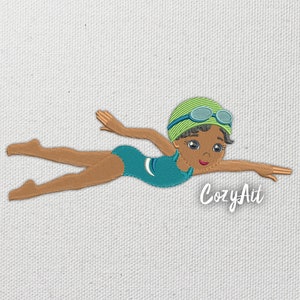 Op de afbeelding: Een geborduurd ontwerp van een meisje dat zwemt met een groene badmuts en een zwembril. Ze draagt een turquoise badpak en heeft een bruine huid.