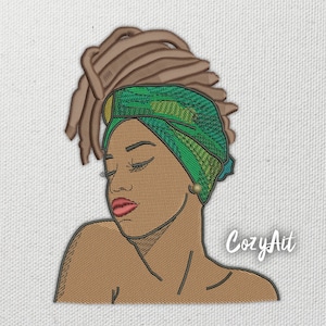 Puede incluir: Diseño bordado de una mujer con rastas marrones que lleva un turbante estampado en verde y amarillo. La mujer tiene la piel morena y mira hacia abajo. El diseño incluye el texto "CozyAit".