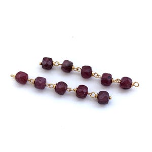 Paire de chaînes de chapelet remplies d'or 14 carats et rubis / Petits cubes de rubis à facettes de 4 x 4 mm / Chaînes de chapelet de 4 cm / pour faire des boucles d'oreilles pendantes / Pierre de naissance de juillet