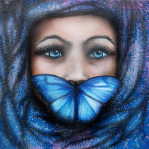 Könnte beinhalten: Nahaufnahme eines Gemäldes eines Gesichts mit auffälligen blauen Augen und einem blauen Schmetterling, der den Mund bedeckt. Die Person ist in einen blau-violetten Stoff mit Muster gehüllt, was eine ruhige und künstlerische Komposition ergibt.