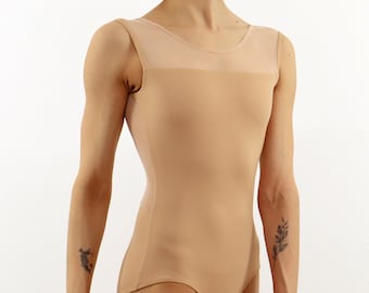 Könnte beinhalten: Ein ärmelloser Trikotanzug in einfarbigem Nude-Beige mit Rundhalsausschnitt und einem transparenten Netzeinsatz im oberen Brust- und Schulterbereich. Das Kleidungsstück hat eine körpernahe Passform mit einem hoch geschnittenen Beinausschnitt.