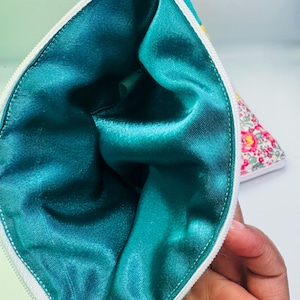 Bolsa com zíper floral acolchoada feita à mão: bolsa de cosméticos, porta-cartões