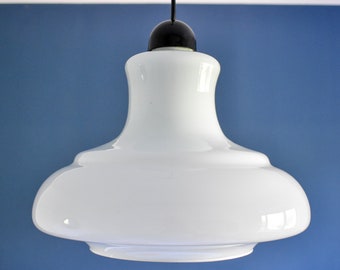 Vintage opalinglashängelampa: Hängande lampa i glas med hölje i mitten av århundradet