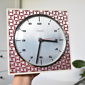 Horloge murale vintage des années 70 par DUGENA avec mouvement à quartz Junghans / Horloge murale de cuisine MCM avec motif géométrique rouge