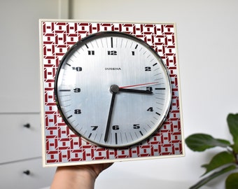 Horloge murale vintage des années 70 par DUGENA avec mouvement à quartz Junghans / Horloge murale de cuisine MCM avec motif géométrique rouge