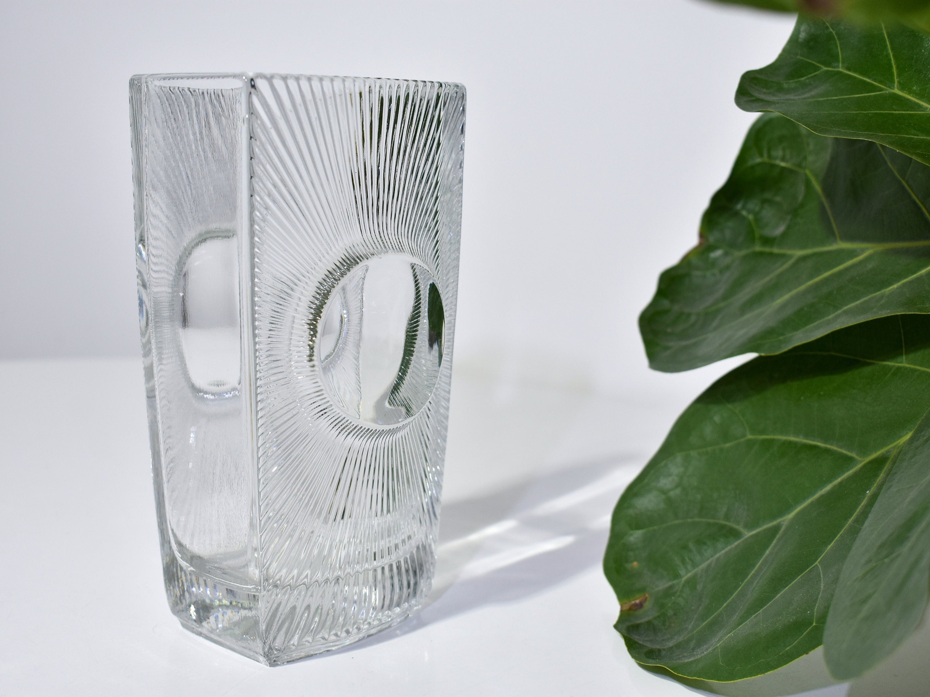 クリスタルガラス 花瓶 東ヨーロッパ　チェコ共和国製　輝く古董 チェコのガラス花瓶：ルドルフ・ユルニクル「大阪」サンバースト