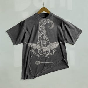 Heksenoog gebleekt shirt Heksenhoed handgemaakt gebleekt Unisex vervaagd zwart katoenen T-shirt Vintage cadeau voor hem Cadeau voor haar