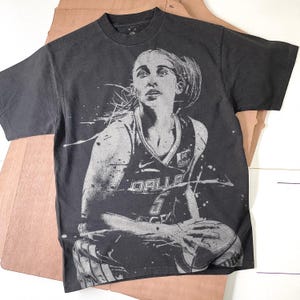 Handgemachtes Gebleichtes Paige Bueckers T-Shirt: Verblasste Schwarze Baumwolle Unisex